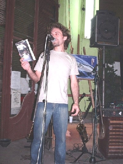 Poeta Gito Minore recitando Poesias em La Boca, Buenos Aires